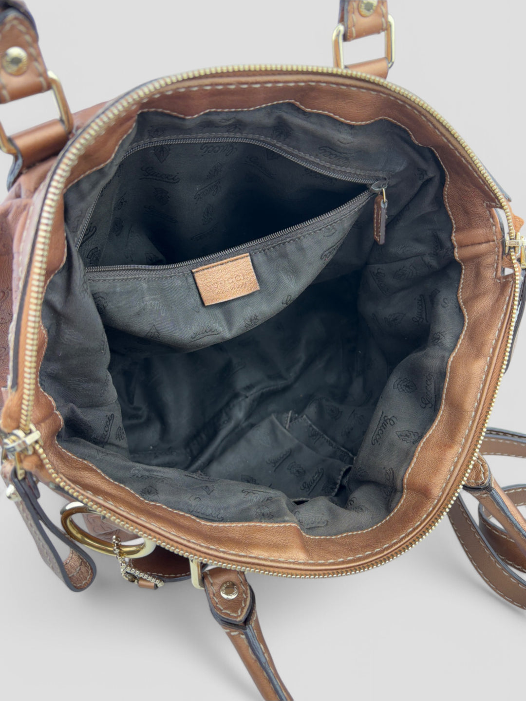 Gucci 2-in-1 Tasche aus braunem GG Monogramm-Stoff mit Lederdetails, goldfarbene Akzente und abnehmbarer Schulterriemen, Gucci 2-in-1 bag made of brown GG monogram fabric with leather details, golden accents