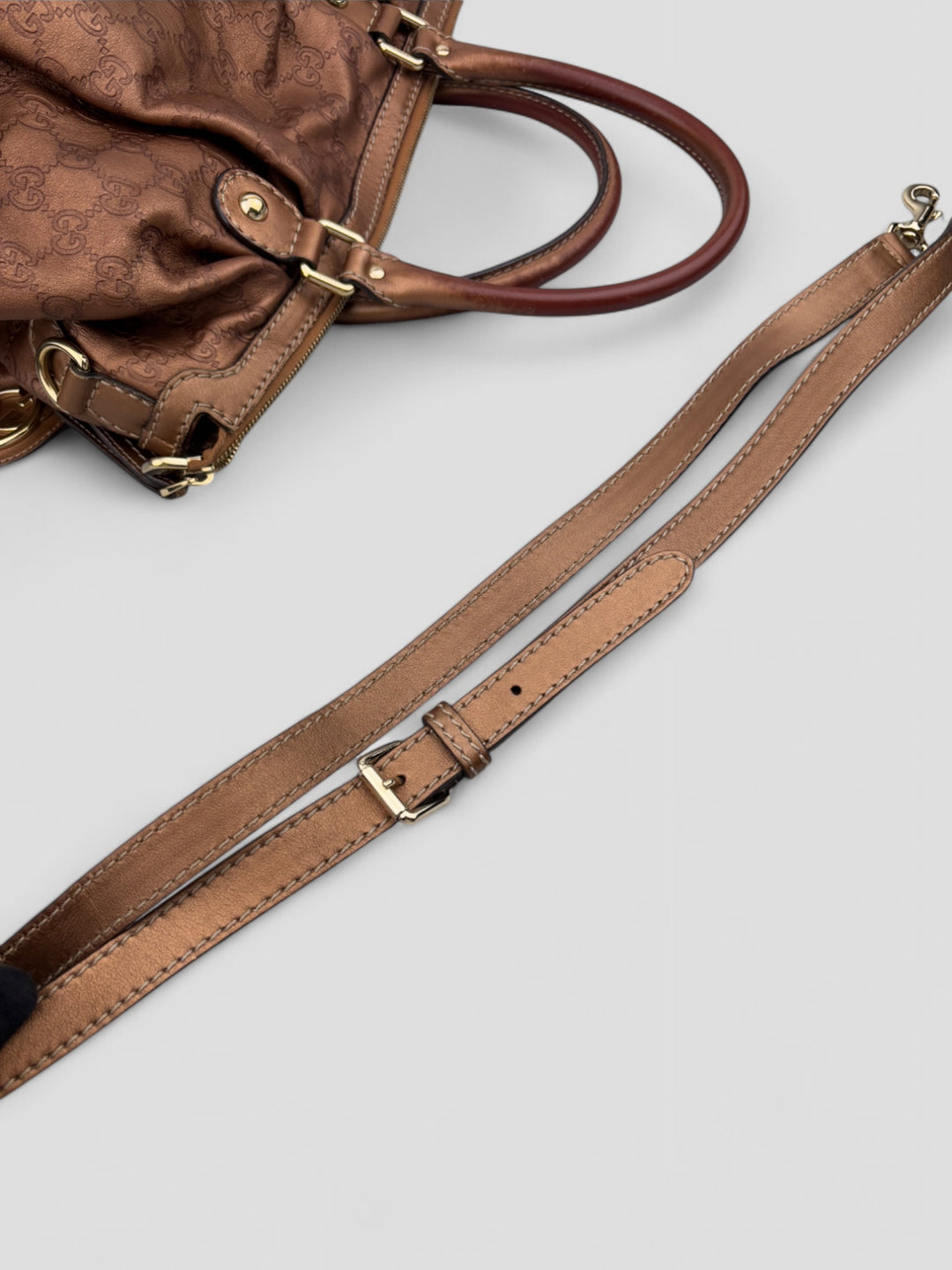 Gucci 2-in-1 Tasche aus braunem GG Monogramm-Stoff mit Lederdetails, goldfarbene Akzente und abnehmbarer Schulterriemen, Gucci 2-in-1 bag made of brown GG monogram fabric with leather details, golden accents