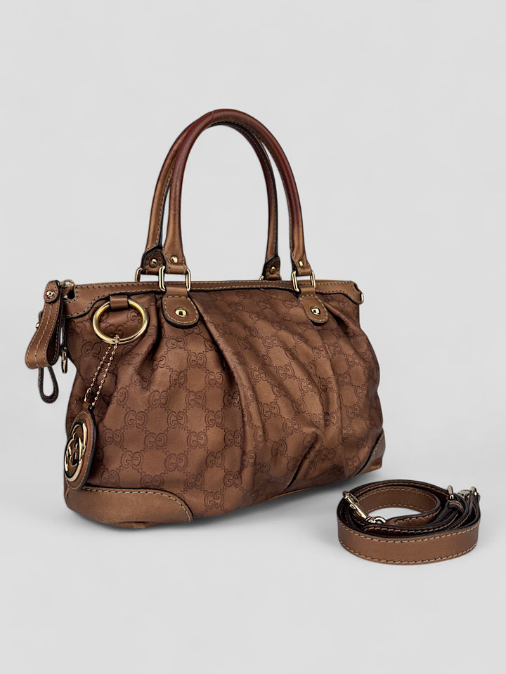 Gucci 2-in-1 Tasche aus braunem GG Monogramm-Stoff mit Lederdetails, goldfarbene Akzente und abnehmbarer Schulterriemen, Gucci 2-in-1 bag made of brown GG monogram fabric with leather details, golden accents