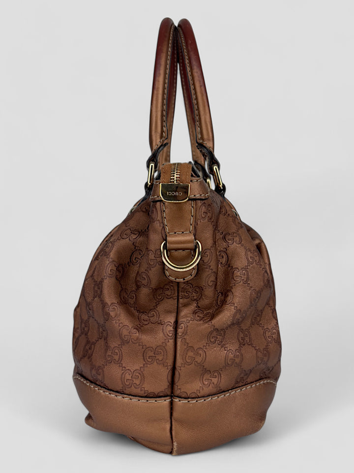 Gucci 2-in-1 Tasche aus braunem GG Monogramm-Stoff mit Lederdetails, goldfarbene Akzente und abnehmbarer Schulterriemen, Gucci 2-in-1 bag made of brown GG monogram fabric with leather details, golden accents