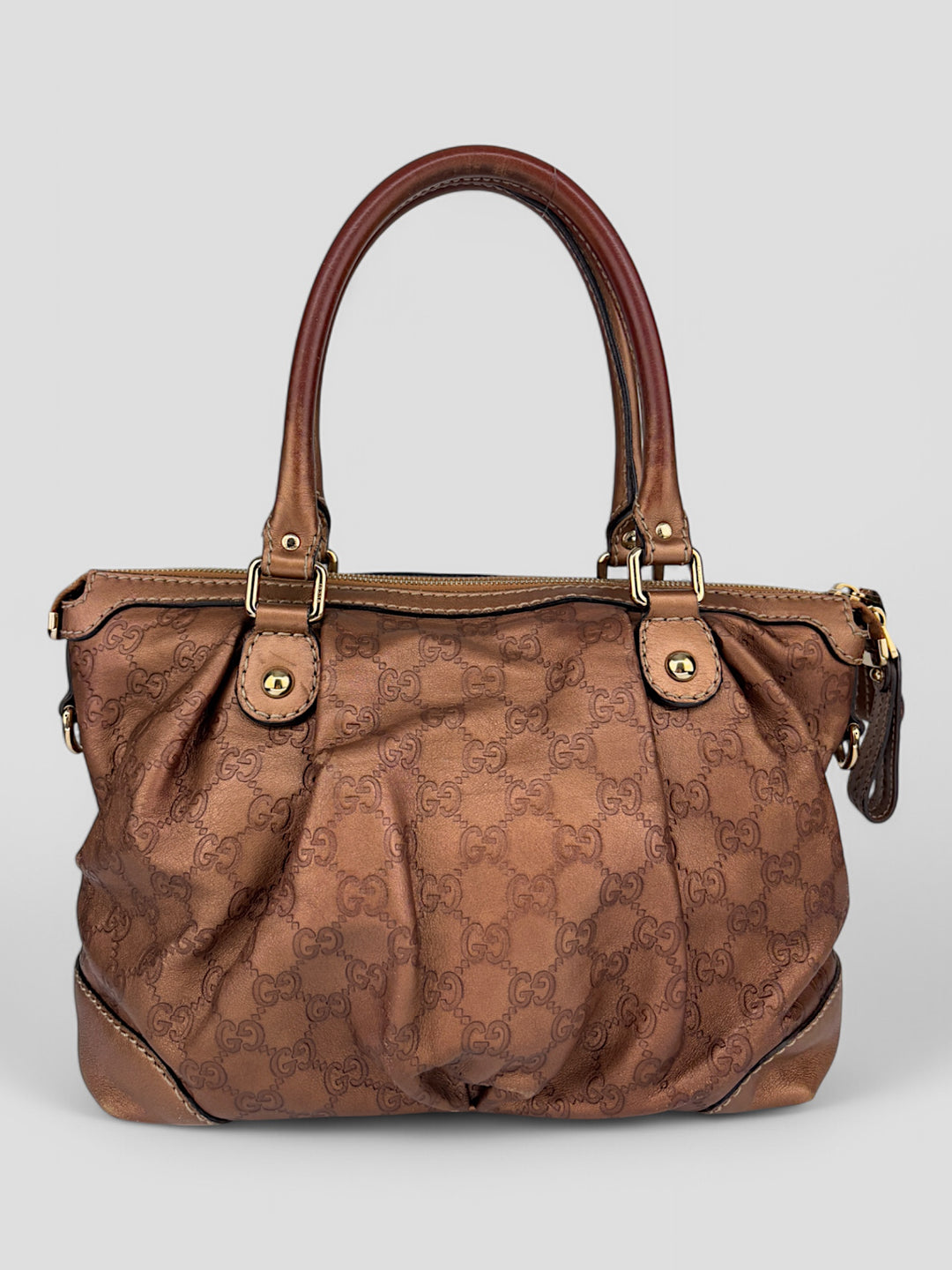 Gucci 2-in-1 Tasche aus braunem GG Monogramm-Stoff mit Lederdetails, goldfarbene Akzente und abnehmbarer Schulterriemen, Gucci 2-in-1 bag made of brown GG monogram fabric with leather details, golden accents