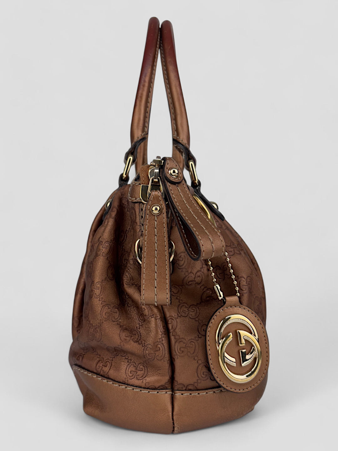 Gucci 2-in-1 Tasche aus braunem GG Monogramm-Stoff mit Lederdetails, goldfarbene Akzente und abnehmbarer Schulterriemen, Gucci 2-in-1 bag made of brown GG monogram fabric with leather details, golden accents