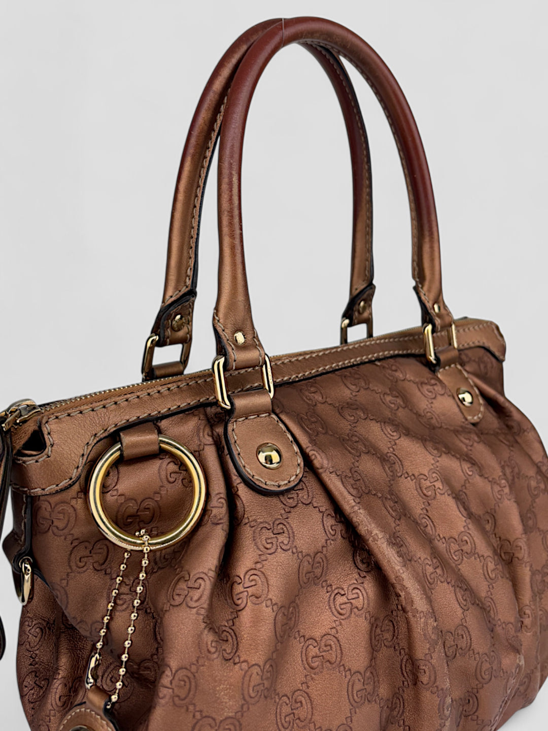 Gucci 2-in-1 Tasche aus braunem GG Monogramm-Stoff mit Lederdetails, goldfarbene Akzente und abnehmbarer Schulterriemen, Gucci 2-in-1 bag made of brown GG monogram fabric with leather details, golden accents