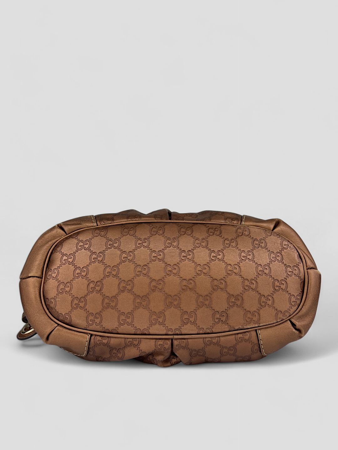 Gucci 2-in-1 Tasche aus braunem GG Monogramm-Stoff mit Lederdetails, goldfarbene Akzente und abnehmbarer Schulterriemen, Gucci 2-in-1 bag made of brown GG monogram fabric with leather details, golden accents