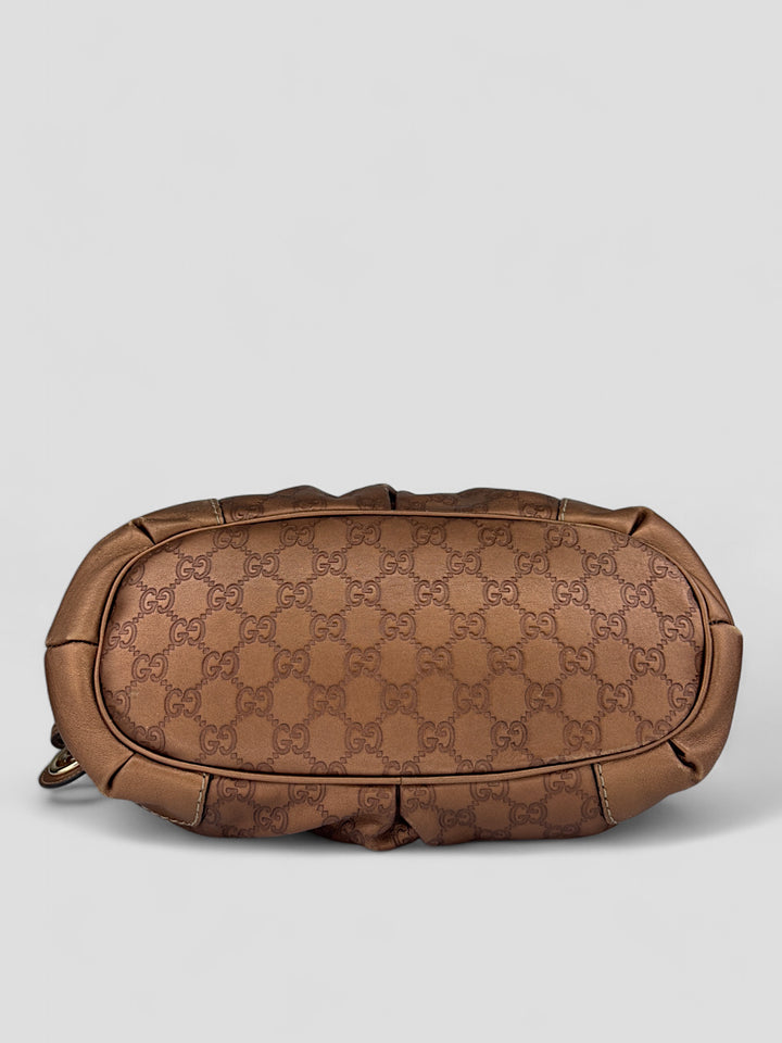 Gucci 2-in-1 Tasche aus braunem GG Monogramm-Stoff mit Lederdetails, goldfarbene Akzente und abnehmbarer Schulterriemen, Gucci 2-in-1 bag made of brown GG monogram fabric with leather details, golden accents