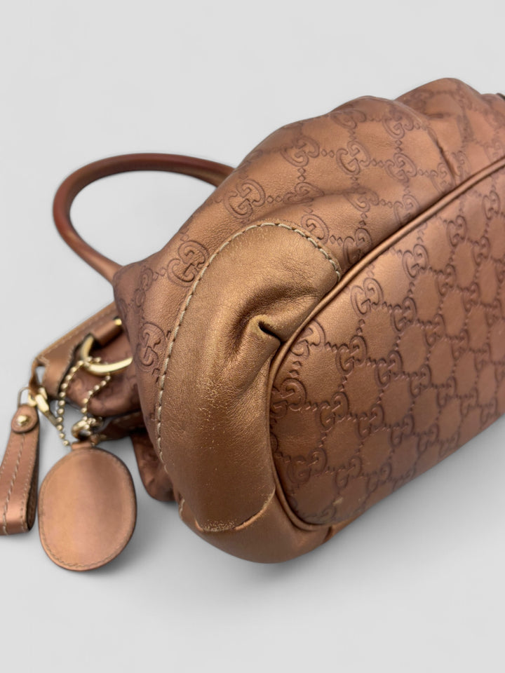 Gucci 2-in-1 Tasche aus braunem GG Monogramm-Stoff mit Lederdetails, goldfarbene Akzente und abnehmbarer Schulterriemen, Gucci 2-in-1 bag made of brown GG monogram fabric with leather details, golden accents
