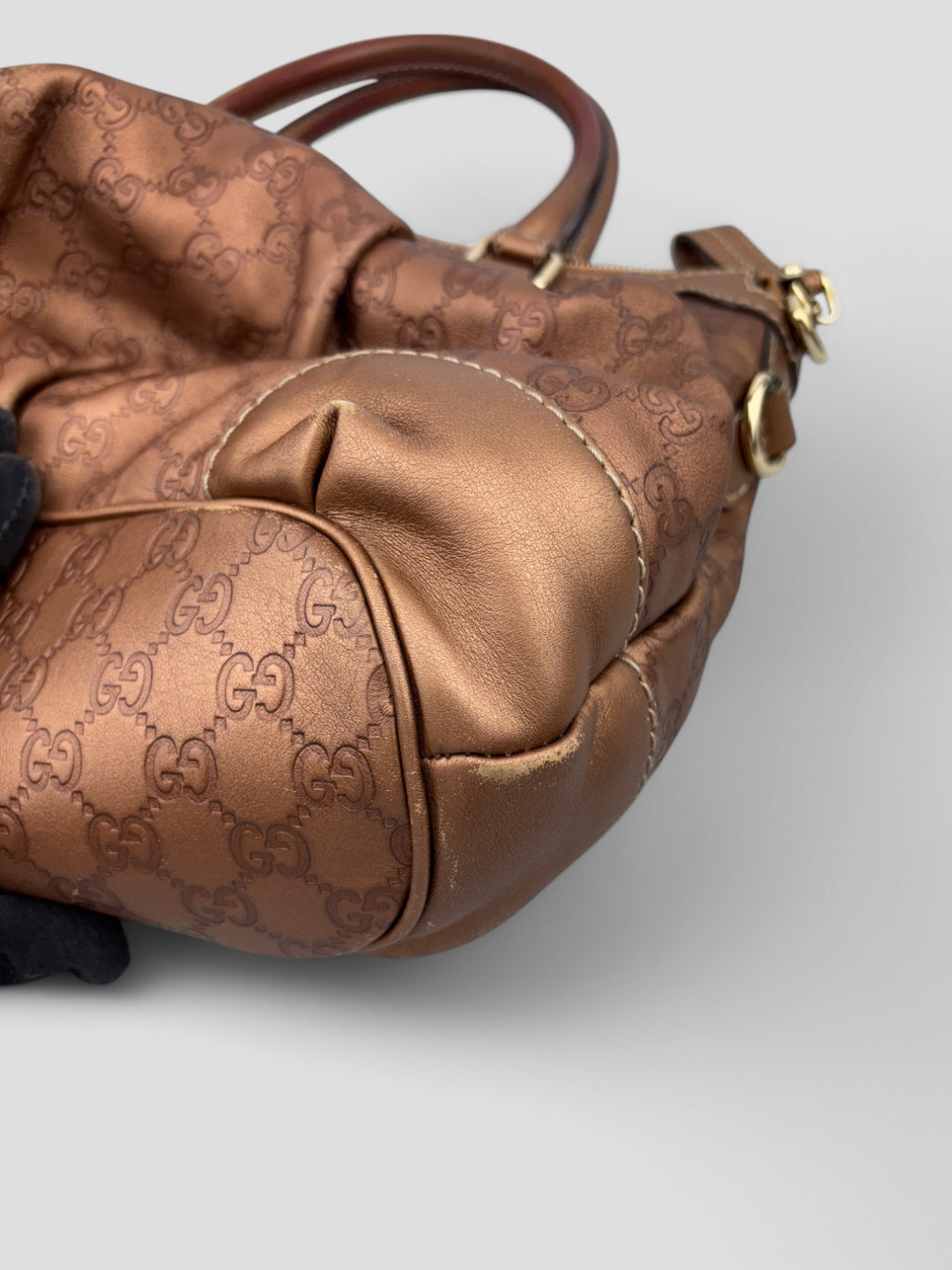 Gucci 2-in-1 Tasche aus braunem GG Monogramm-Stoff mit Lederdetails, goldfarbene Akzente und abnehmbarer Schulterriemen, Gucci 2-in-1 bag made of brown GG monogram fabric with leather details, golden accents
