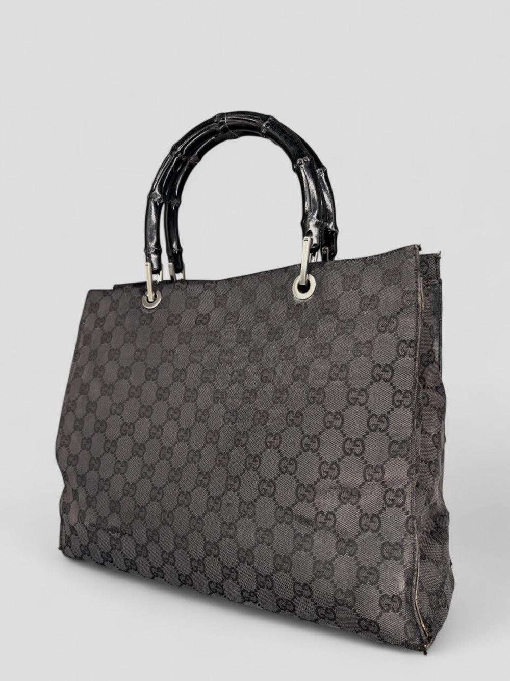 Gucci Bamboo Tasche aus GG-Canvas in Schwarz mit ikonischen Bambusgriffen und luxuriösem Design