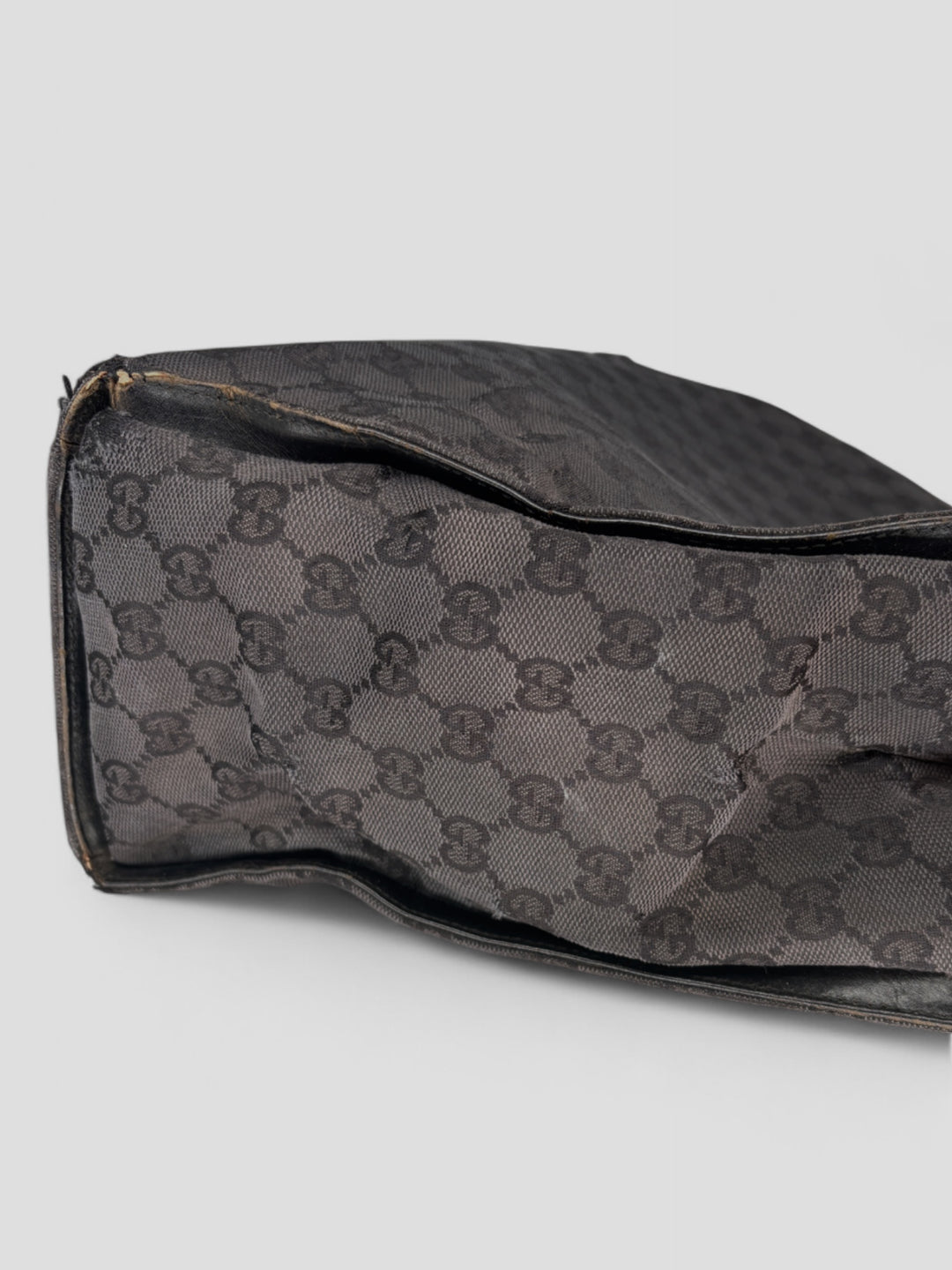 Gucci Bamboo Tasche aus GG-Canvas in Schwarz mit ikonischen Bambusgriffen und luxuriösem Design