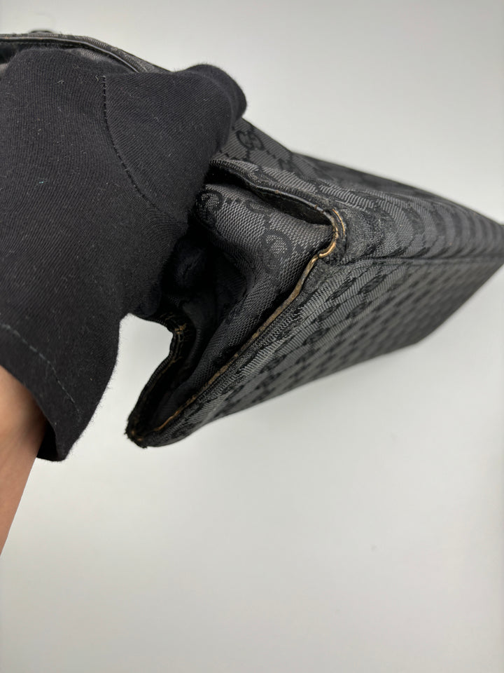 Gucci Bamboo Tasche aus GG-Canvas in Schwarz mit ikonischen Bambusgriffen und luxuriösem Design