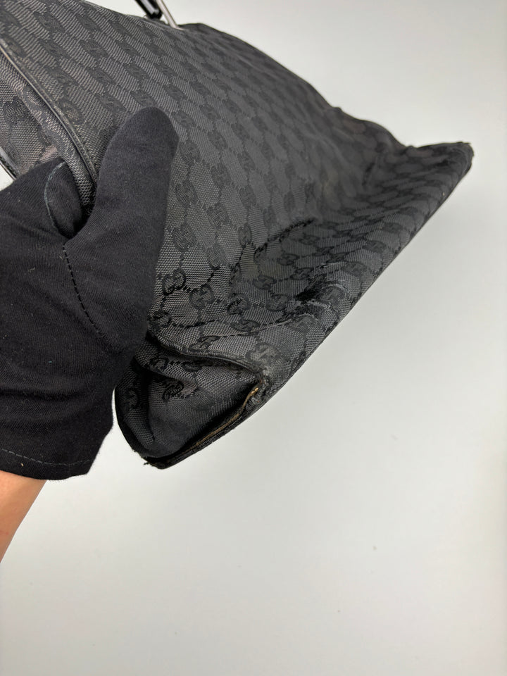 Gucci Bamboo Tasche aus GG-Canvas in Schwarz mit ikonischen Bambusgriffen und luxuriösem Design