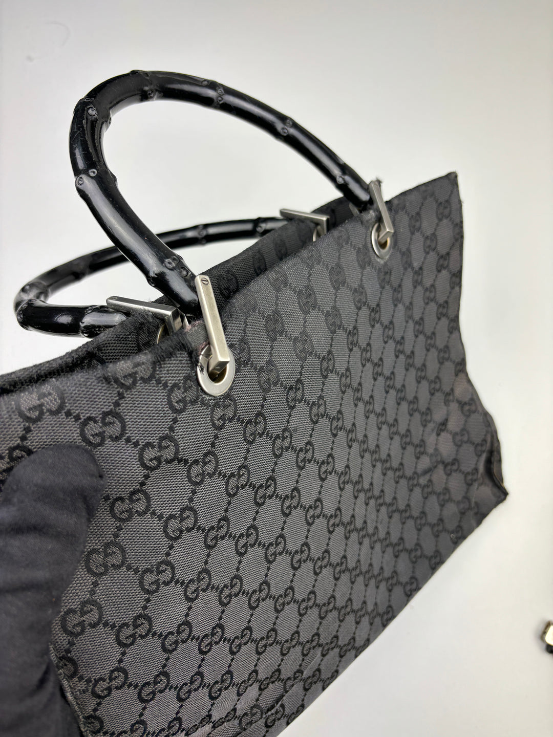 Gucci Bamboo Tasche aus GG-Canvas in Schwarz mit ikonischen Bambusgriffen und luxuriösem Design