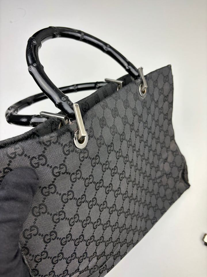 Gucci Bamboo Tasche aus GG-Canvas in Schwarz mit ikonischen Bambusgriffen und luxuriösem Design