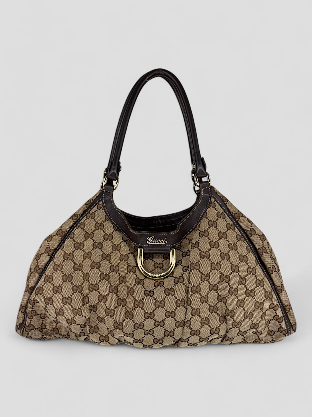 Gucci D-Ring Shoulderbag aus braunem GG-Canvas mit dunkelbraunen Lederdetails, goldfarbenem D-Ring und großzügigem Innenraum. Luxuriös und vielseitig