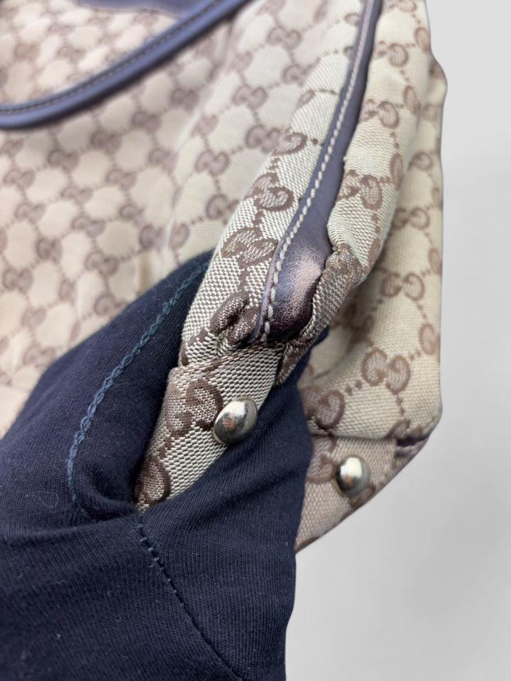 Gucci D-Ring Shoulderbag aus braunem GG-Canvas mit dunkelbraunen Lederdetails, goldfarbenem D-Ring und großzügigem Innenraum. Luxuriös und vielseitig
