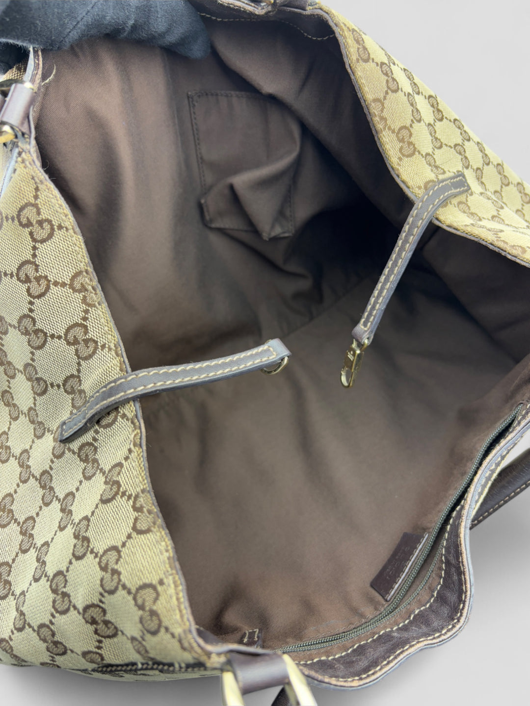 Gucci D-Ring Shoulderbag aus braunem GG-Canvas mit dunkelbraunen Lederdetails, goldfarbenem D-Ring und großzügigem Innenraum. Luxuriös und vielseitig
