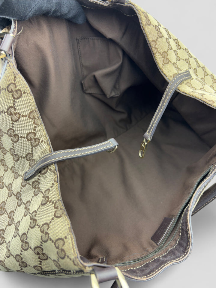 Gucci D-Ring Shoulderbag aus braunem GG-Canvas mit dunkelbraunen Lederdetails, goldfarbenem D-Ring und großzügigem Innenraum. Luxuriös und vielseitig