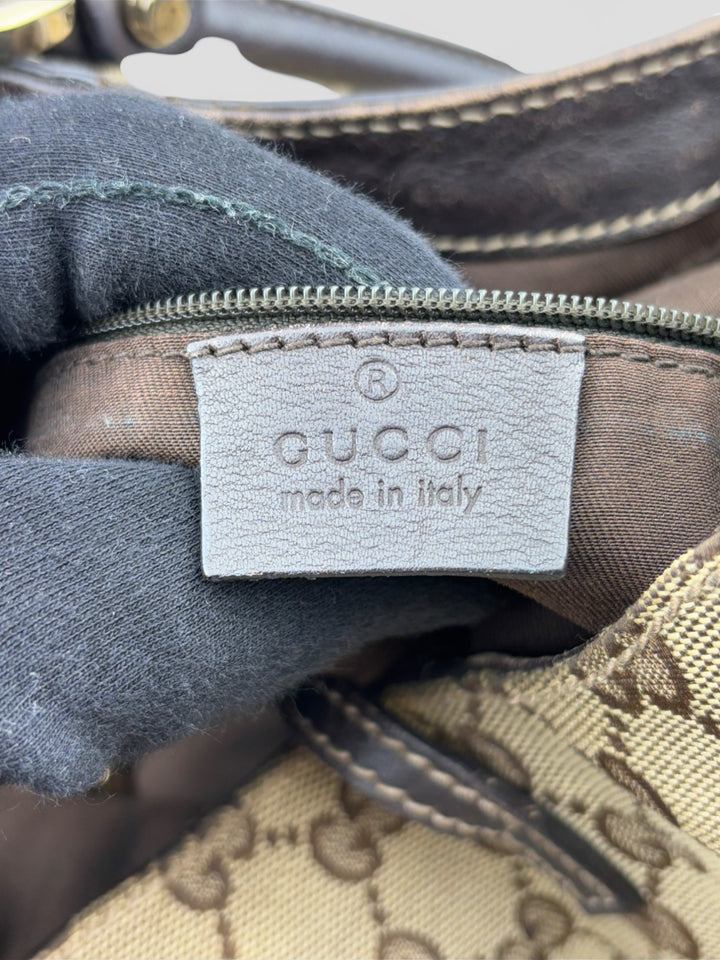 Gucci D-Ring Shoulderbag aus braunem GG-Canvas mit dunkelbraunen Lederdetails, goldfarbenem D-Ring und großzügigem Innenraum. Luxuriös und vielseitig