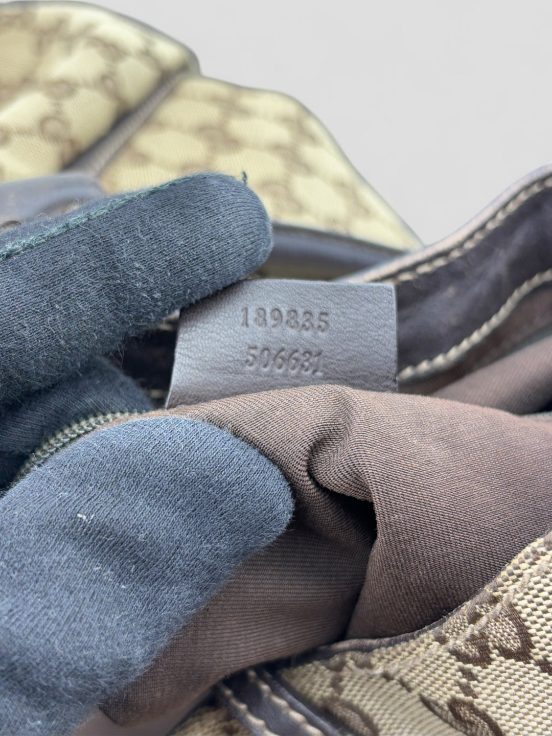 Gucci D-Ring Shoulderbag aus braunem GG-Canvas mit dunkelbraunen Lederdetails, goldfarbenem D-Ring und großzügigem Innenraum. Luxuriös und vielseitig