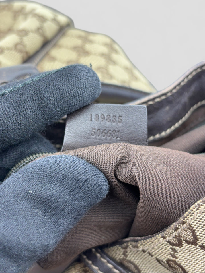 Gucci D-Ring Shoulderbag aus braunem GG-Canvas mit dunkelbraunen Lederdetails, goldfarbenem D-Ring und großzügigem Innenraum. Luxuriös und vielseitig