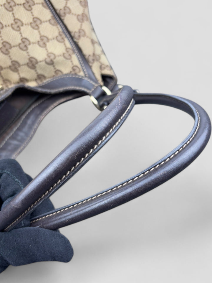 Gucci D-Ring Shoulderbag aus braunem GG-Canvas mit dunkelbraunen Lederdetails, goldfarbenem D-Ring und großzügigem Innenraum. Luxuriös und vielseitig
