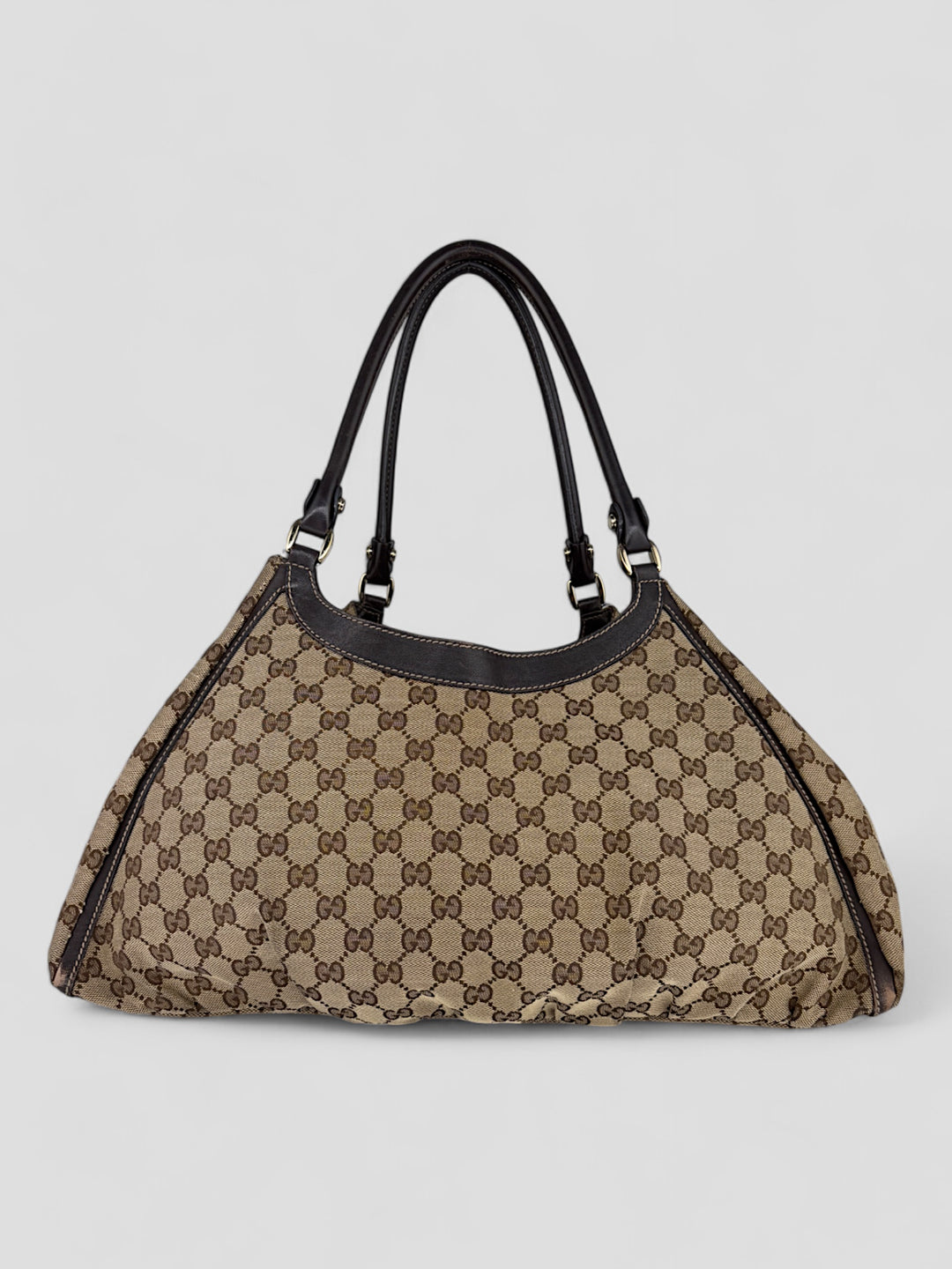 Gucci D-Ring Shoulderbag aus braunem GG-Canvas mit dunkelbraunen Lederdetails, goldfarbenem D-Ring und großzügigem Innenraum. Luxuriös und vielseitig