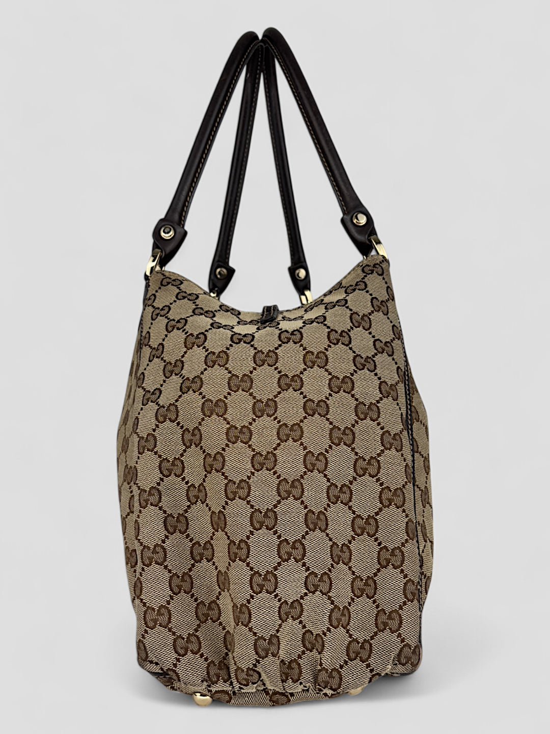 Gucci D-Ring Shoulderbag aus braunem GG-Canvas mit dunkelbraunen Lederdetails, goldfarbenem D-Ring und großzügigem Innenraum. Luxuriös und vielseitig