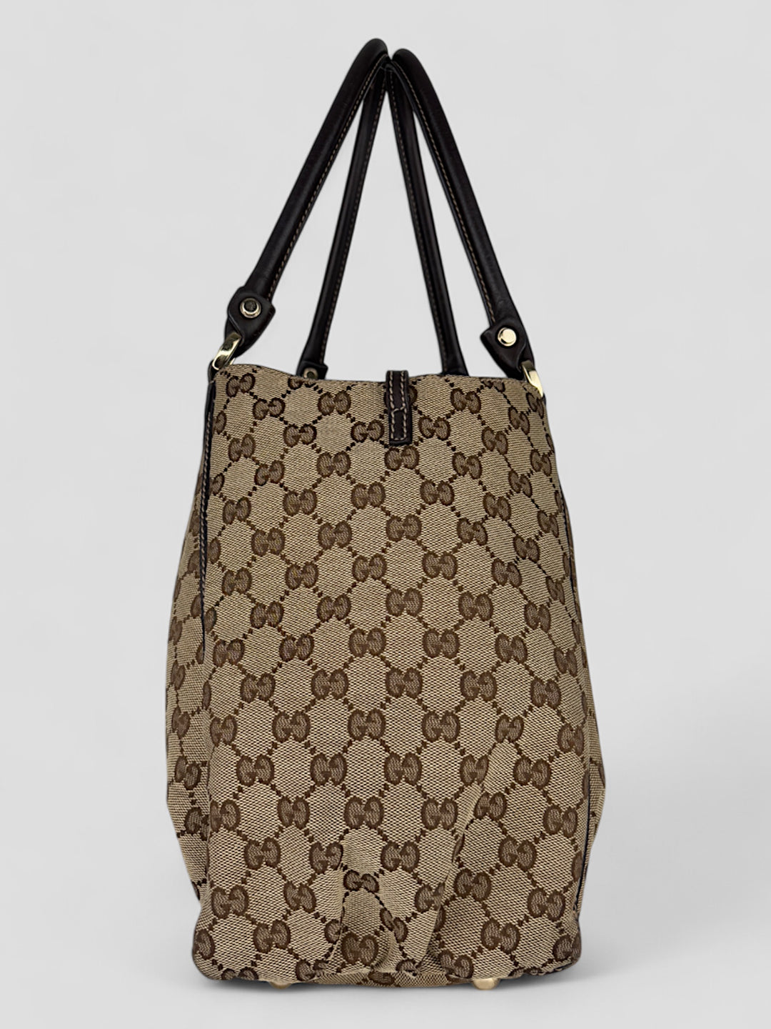 Gucci D-Ring Shoulderbag aus braunem GG-Canvas mit dunkelbraunen Lederdetails, goldfarbenem D-Ring und großzügigem Innenraum. Luxuriös und vielseitig