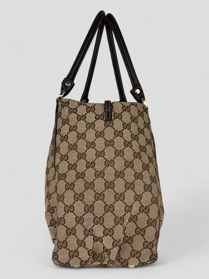 Gucci D-Ring Shoulderbag aus braunem GG-Canvas mit dunkelbraunen Lederdetails, goldfarbenem D-Ring und großzügigem Innenraum. Luxuriös und vielseitig