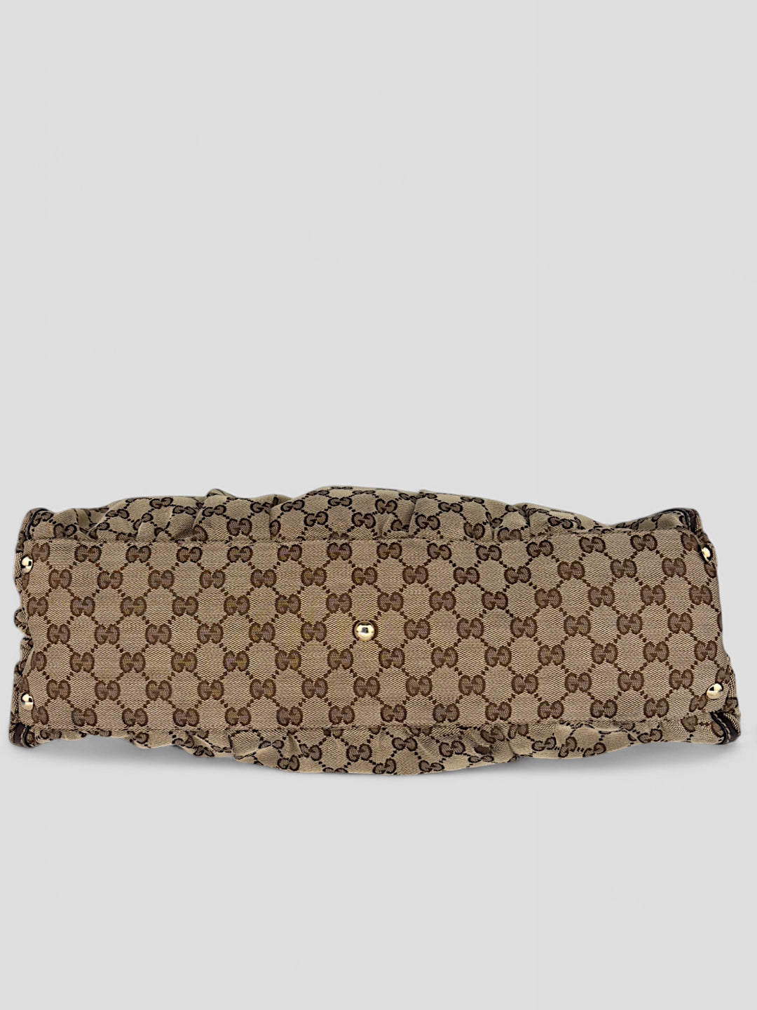 Gucci D-Ring Shoulderbag aus braunem GG-Canvas mit dunkelbraunen Lederdetails, goldfarbenem D-Ring und großzügigem Innenraum. Luxuriös und vielseitig