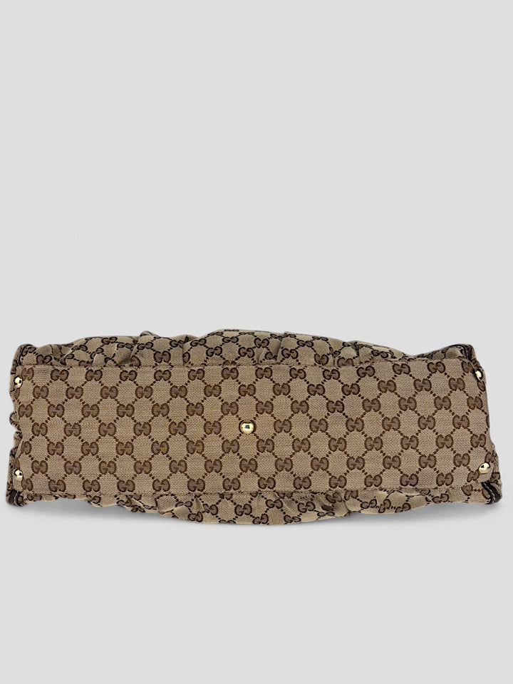 Gucci D-Ring Shoulderbag aus braunem GG-Canvas mit dunkelbraunen Lederdetails, goldfarbenem D-Ring und großzügigem Innenraum. Luxuriös und vielseitig