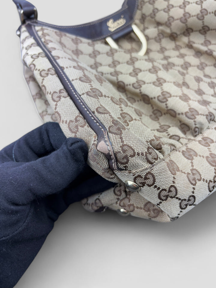Gucci D-Ring Shoulderbag aus braunem GG-Canvas mit dunkelbraunen Lederdetails, goldfarbenem D-Ring und großzügigem Innenraum. Luxuriös und vielseitig