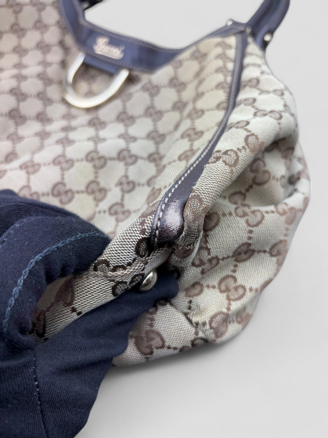 Gucci D-Ring Shoulderbag aus braunem GG-Canvas mit dunkelbraunen Lederdetails, goldfarbenem D-Ring und großzügigem Innenraum. Luxuriös und vielseitig