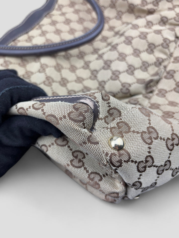 Gucci D-Ring Shoulderbag aus braunem GG-Canvas mit dunkelbraunen Lederdetails, goldfarbenem D-Ring und großzügigem Innenraum. Luxuriös und vielseitig