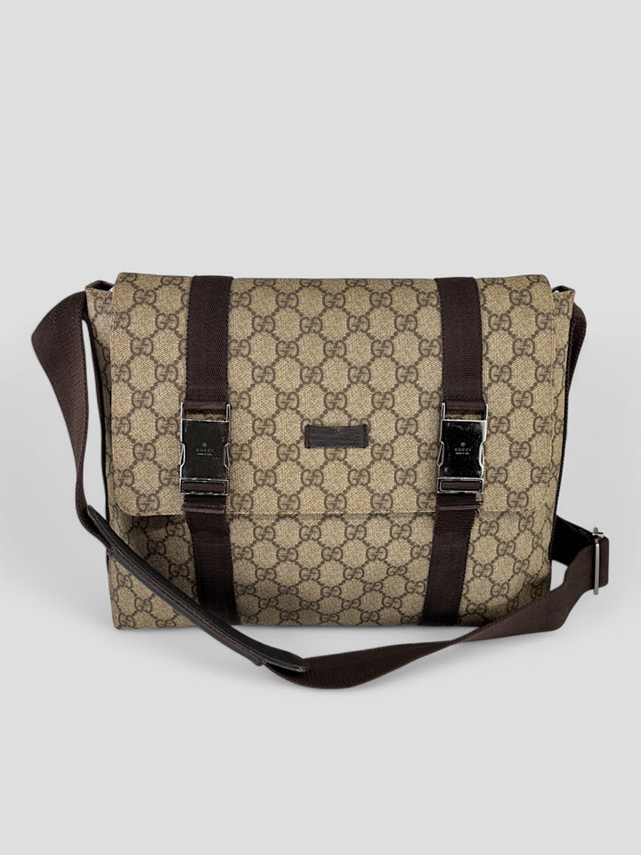 Gucci Double Clip Umhängetasche aus Monogramm-Canvas mit Clip-Verschlüssen und verstellbarem Schultergur