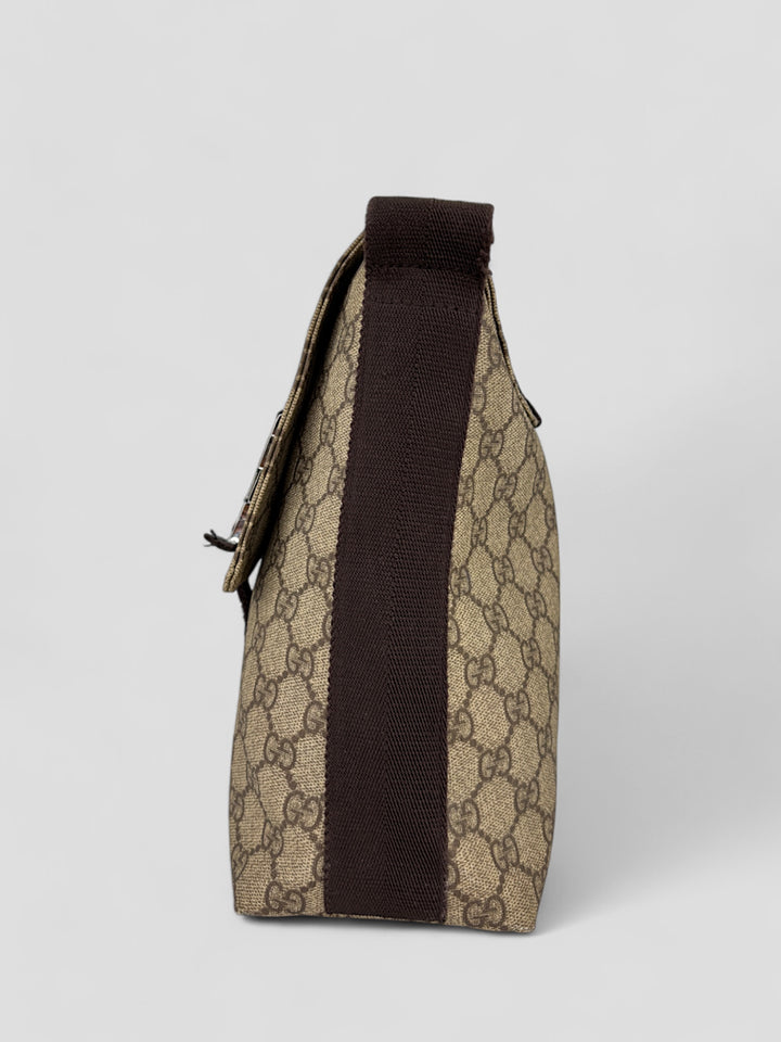Gucci Double Clip Umhängetasche aus Monogramm-Canvas mit Clip-Verschlüssen und verstellbarem Schultergurt