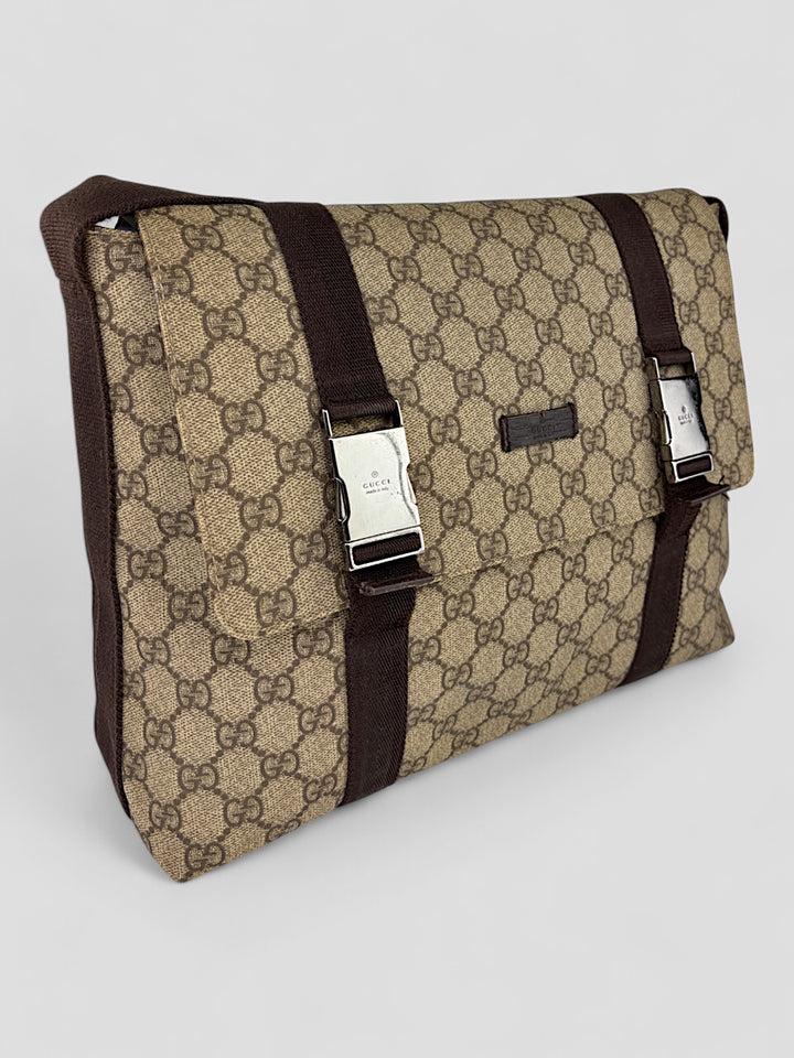 Gucci Double Clip Umhaengetasche aus Monogramm-Canvas mit Clip-Verschlüssen und verstellbarem Schultergurt