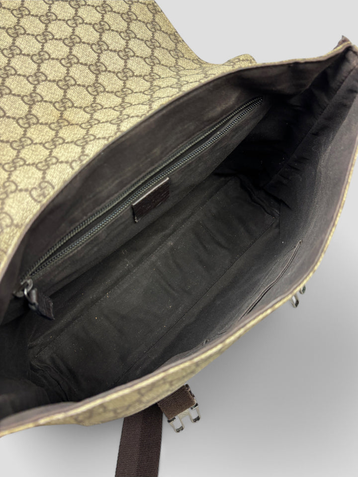 Gucci Double Clip Umhaengetasche aus Monogramm-Canvas mit Clip-Verschlüssen und verstellbarem Schultergurt