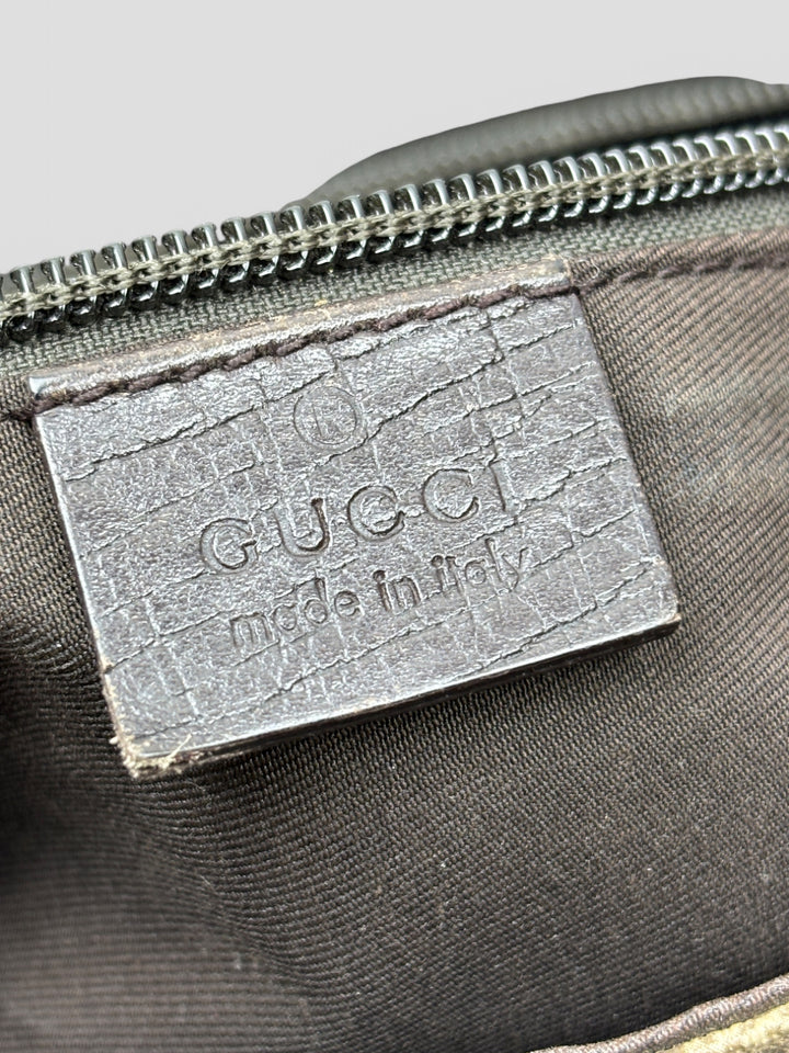 Gucci Double Clip Umhaengetasche aus Monogramm-Canvas mit Clip-Verschlüssen und verstellbarem Schultergurt