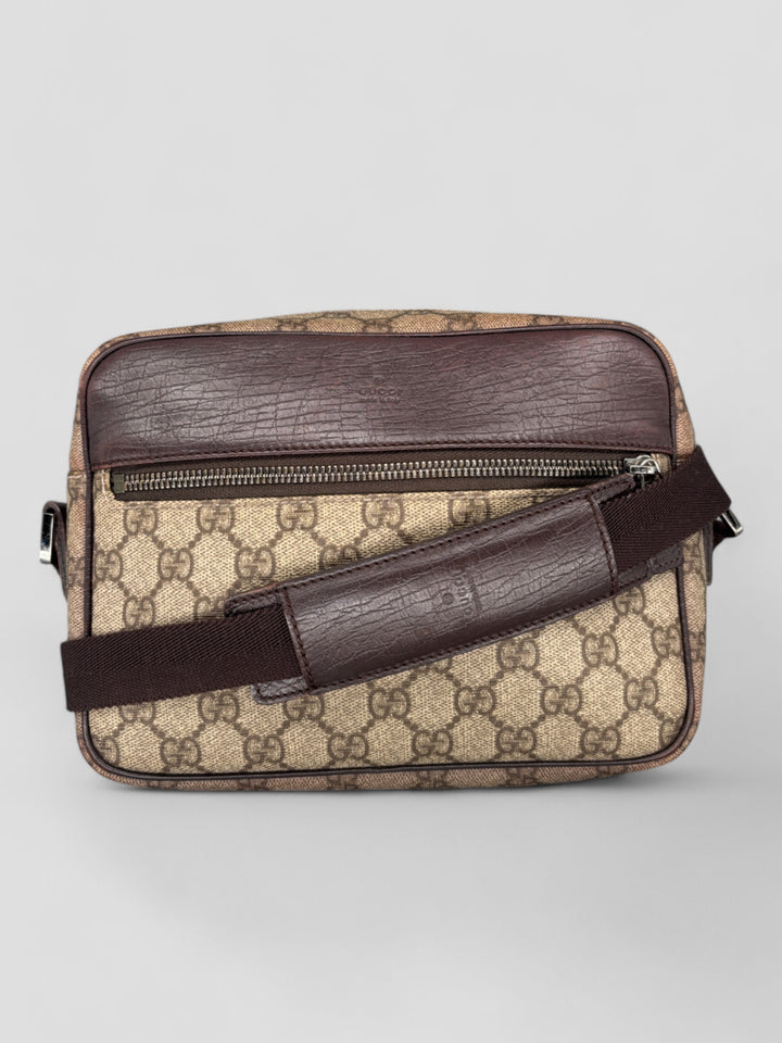 Gucci Herren Sidebag aus GG-Canvas mit braunen Lederdetails und verstellbarem Schultergurt