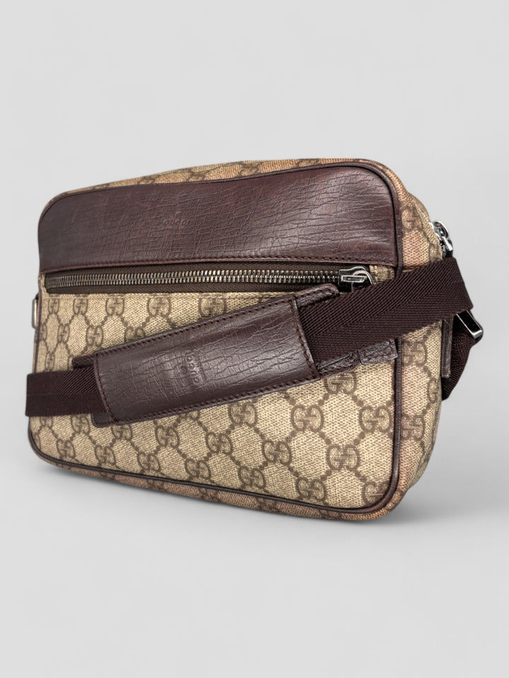 Gucci Herren Sidebag aus GG-Canvas mit braunen Lederdetails und verstellbarem Schultergurt