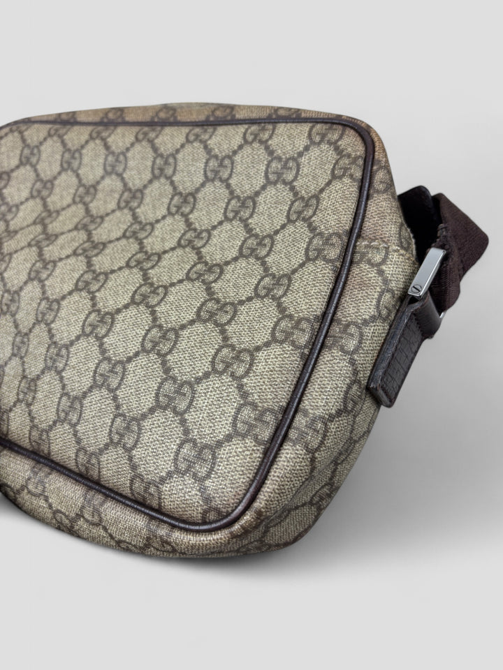 Gucci Herren Sidebag aus GG-Canvas mit braunen Lederdetails und verstellbarem Schultergurt