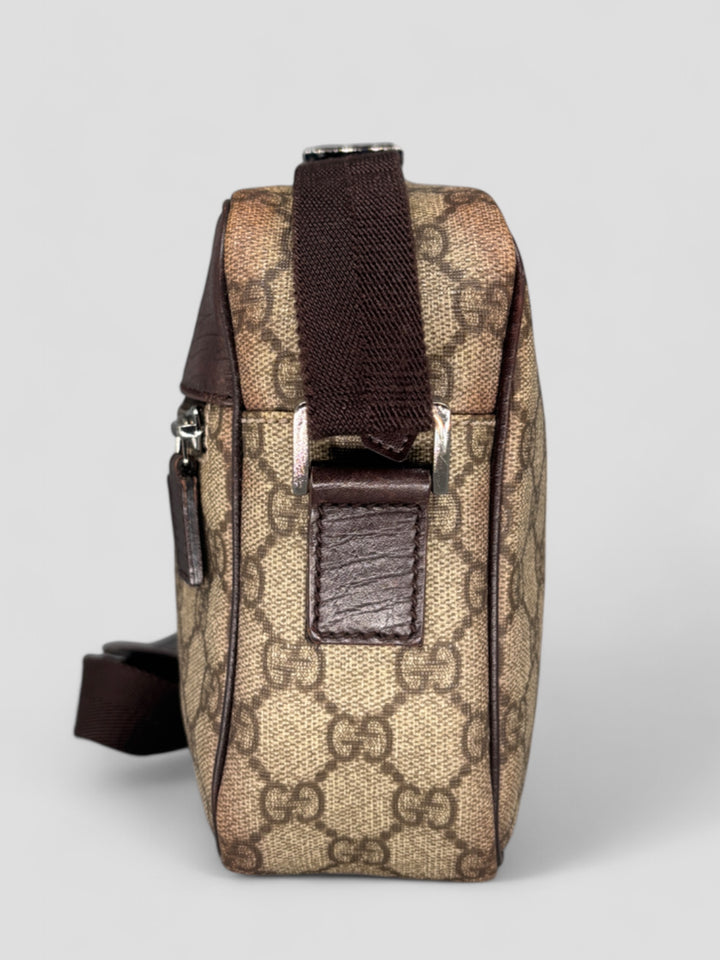 Gucci Herren Sidebag aus GG-Canvas mit braunen Lederdetails und verstellbarem Schultergurt
