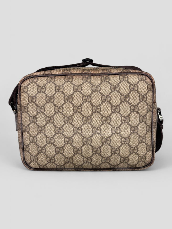 Gucci Herren Sidebag aus GG-Canvas mit braunen Lederdetails und verstellbarem Schultergurt