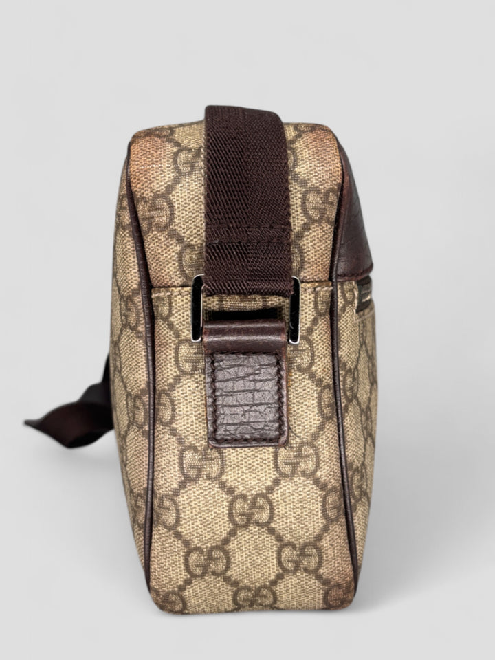 Gucci Herren Sidebag aus GG-Canvas mit braunen Lederdetails und verstellbarem Schultergurt