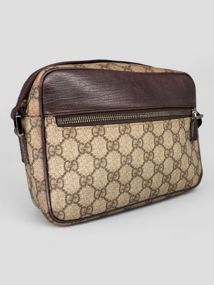 Gucci Herren Sidebag aus GG-Canvas mit braunen Lederdetails und verstellbarem Schultergurt