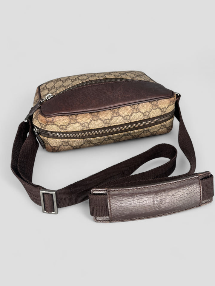 Gucci Herren Sidebag aus GG-Canvas mit braunen Lederdetails und verstellbarem Schultergurt