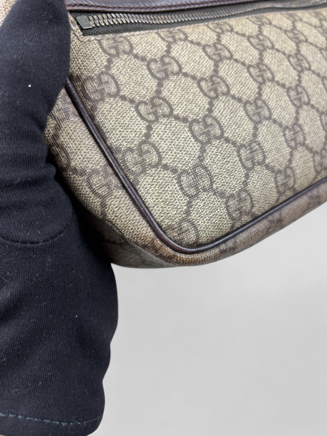 Gucci Herren Sidebag aus GG-Canvas mit braunen Lederdetails und verstellbarem Schultergurt