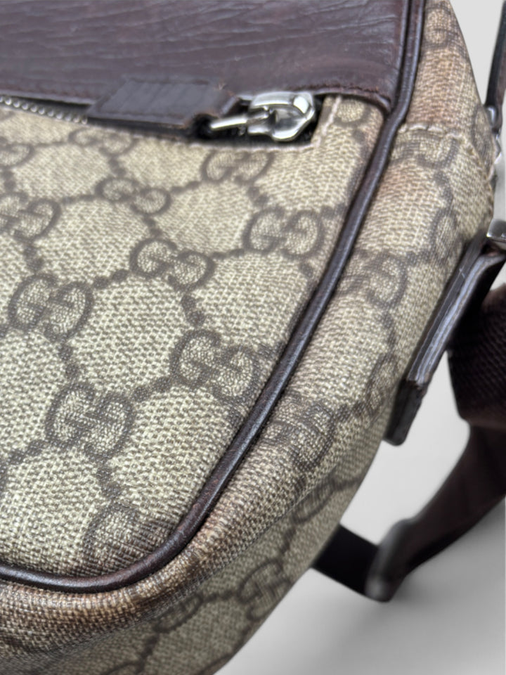 Gucci Herren Sidebag aus GG-Canvas mit braunen Lederdetails und verstellbarem Schultergurt
