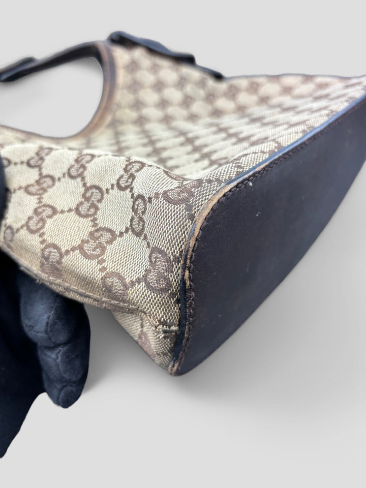 Gucci Hobo Tasche aus Monogramm-Canvas mit Holzapplikationen, eleganten Lederriemen und stilvollem Design